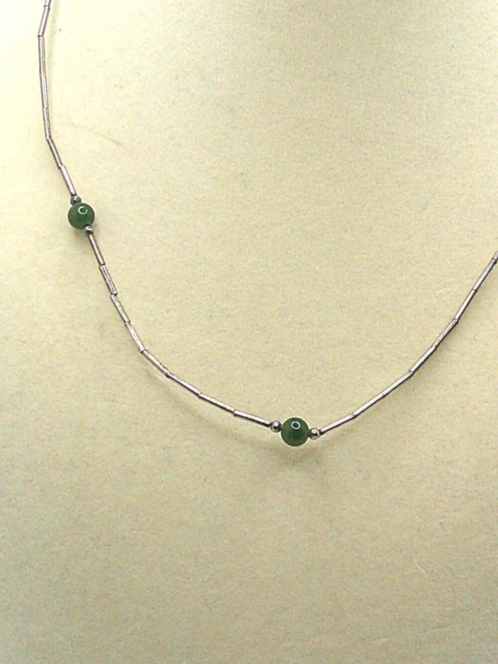 Two Vintage Single Strand Necklaces. Silver With Green Stones - Picture 6 of 10